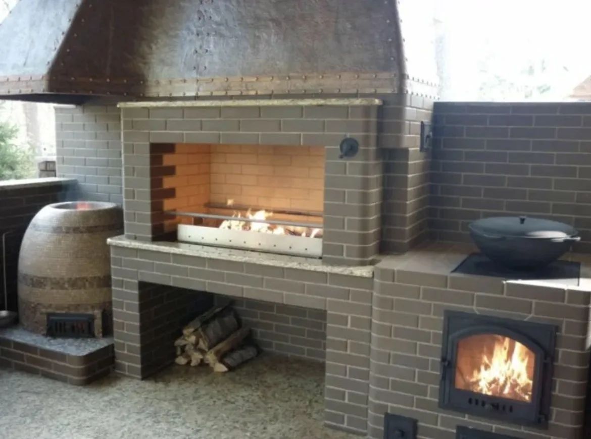 Мангальный комплекс из тёмного кирпича