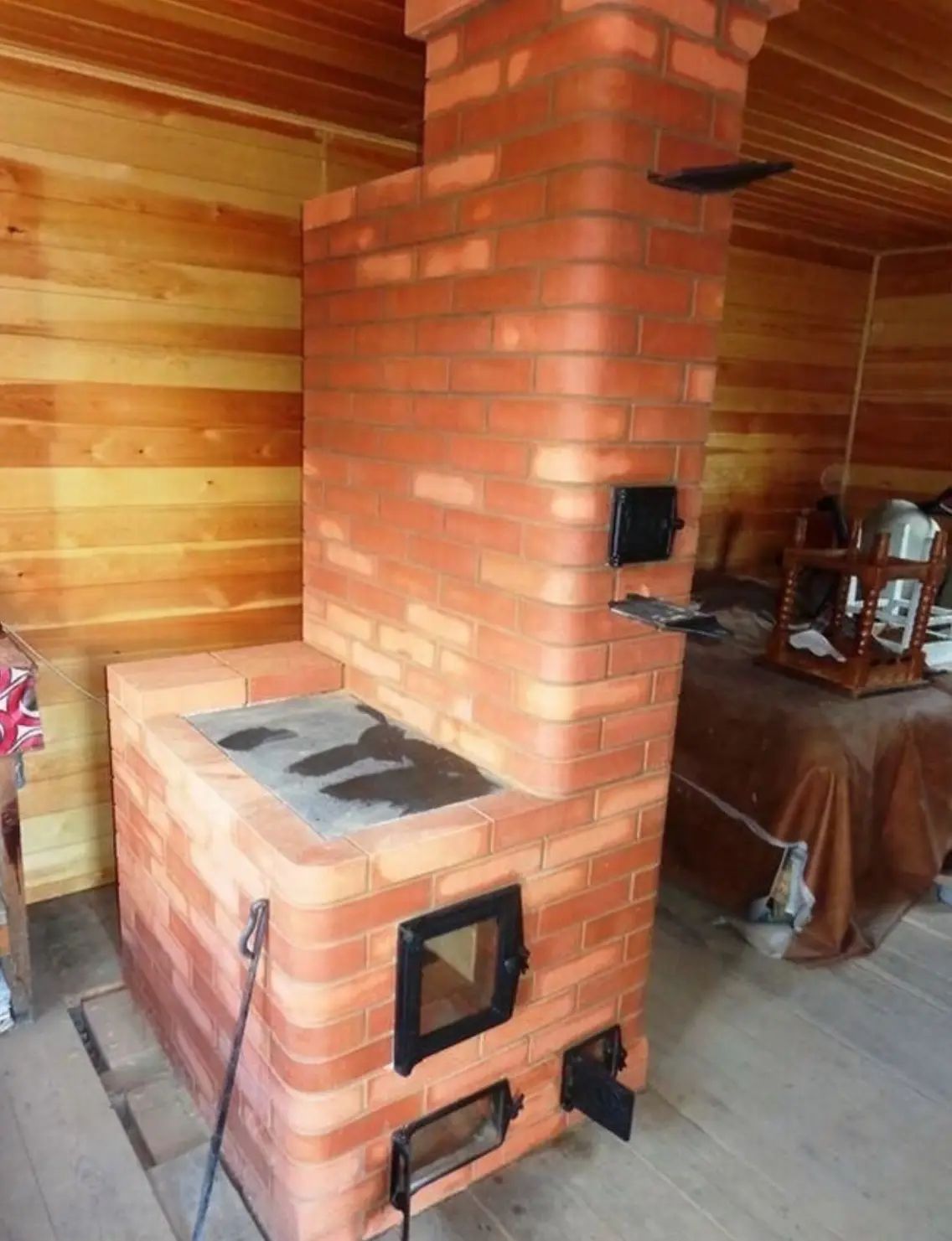 Печь из красного кирпича в доме
